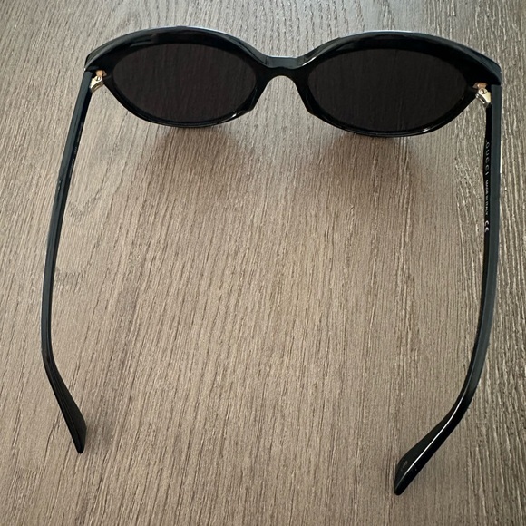 Gucci Black Sunglasses. GG0257S - Picture 8 of 12
